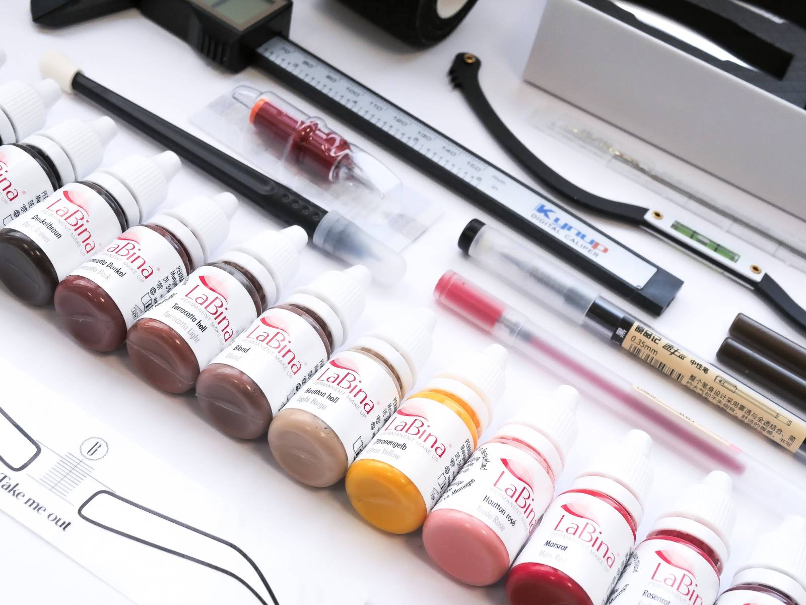 Vente de produits professionnels de qualité en maquillage permanent, pour les spécialistes de l'esthétique, à Lyon et Marseille