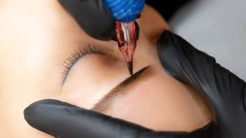 Modèle Microshading à Lyon et à Marseille : pour des sourcils poudrés et plus denses