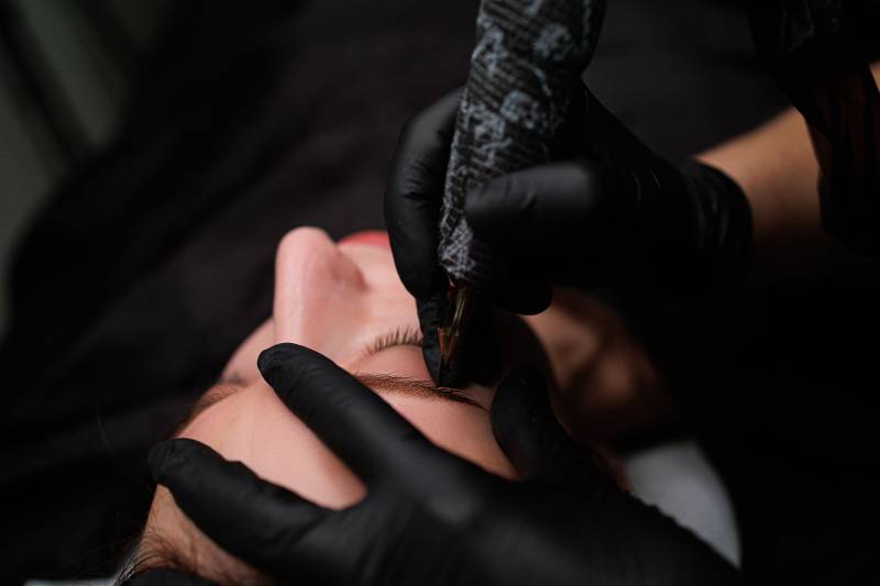 Réaliser une formation de découverte du maquillage permanent certifiante dans notre centre de formation en Rhône-Alpes,  sourcils, bouche, yeux et cuir chevelu, tricopigmentation