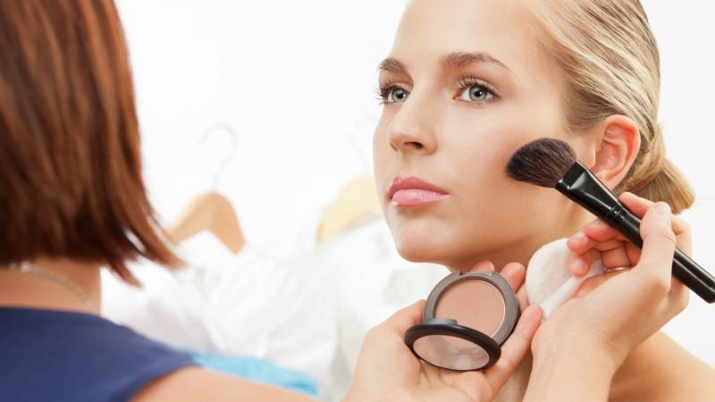 Modèle Cheekblush : contouring en maquillage permanent, à Lyon et à Marseille