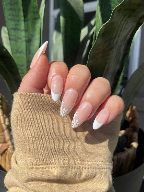 Formation découverte complète prothésiste ongulaire : pose de vernis semi permanent, gel, chablon, pop it, capsule et bien d'autres techniques, à Lyon et Marseille