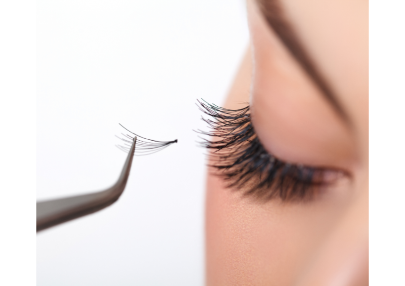 Formation pour devenir un(e) réel(le) expert(e) en extension de cils, en région Rhône Alpes