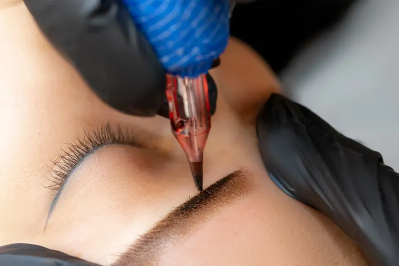 Formation pour devenir un expert(e) reconnu(e) en maquillage permanent, sourcils, bouche, yeux, tricopigmentation/scalpigmentation, pommettes et taches de rousseur à Lyon